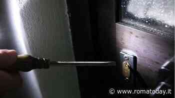 Furto in un appartamento: il proprietario reagisce, picchia una ladro e mette in fuga il complice