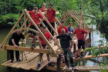 Replica historisch boothuis ligt al op de vijver in kasteelpark Blauwhuis: “We kregen al felicitaties”