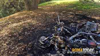 Dati alle fiamme tre scooter, l'ombra di un piromane