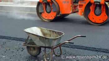 Irre Steuergeld-Verschwendung in Bayern: Straße wird in falscher Farbe asphaltiert