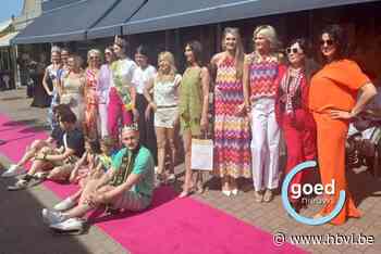 Modellen van Models Inc International defileren in Lanakense winkelstraat