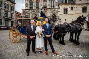Thibault en Ellen rijden in 19de-eeuwse koets naar stadhuis voor huwelijk: “De restauratie duurde tien jaar”