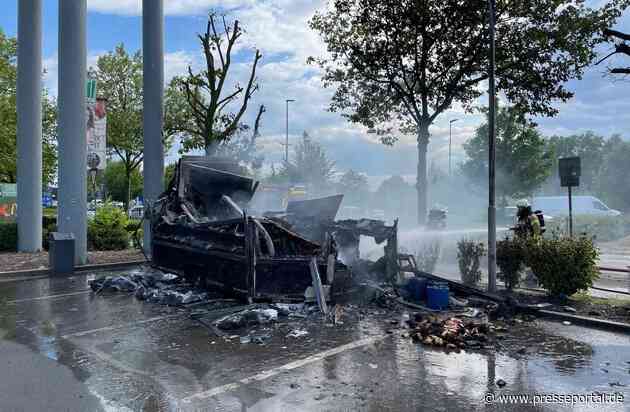 FF Bad Salzuflen: Imbisswagen brennt am Fachmarktzentrum vollständig aus / Feuerwehr Bad Salzuflen ist mit 25 Einsatzkräften vor Ort.