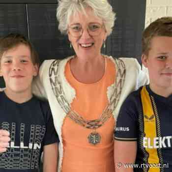 Burgemeester Wierden zet jonge helden in het zonnetje, Gijs en Tom redden peuter uit het water