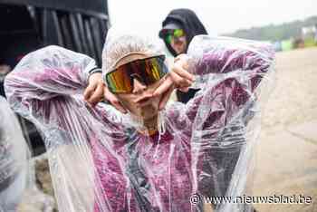 Tot 200 euro: bezoekers verkopen tickets door aan woekerprijzen vanwege regenweer