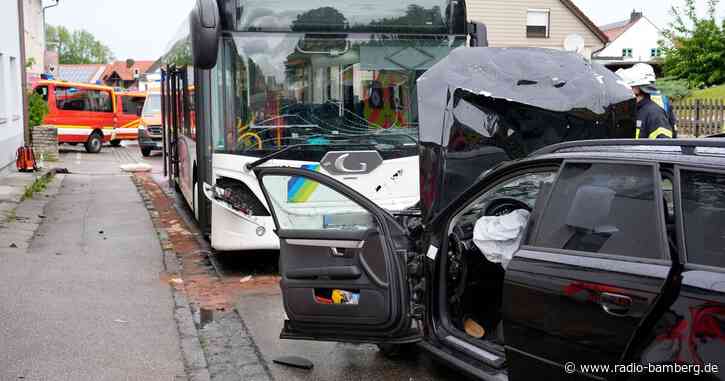 Autofahrer kracht frontal in Linienbus und stirbt