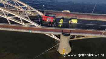 Twee personen van Waalbrug afgehaald