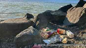 Junge Menschen feiern am Lechufer und hinterlassen viel Müll