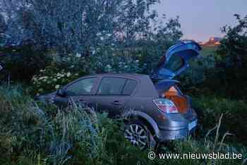 Wagen belandt in berm naast E403