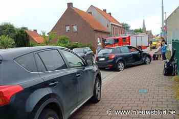 Brandweer helpt oudere dame uit wagen na ongeval op kruispunt