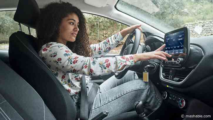 Get an Apple and Android friendly smart display for your car for $100