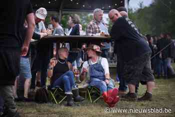Ook festivalgangers Blues Peer wachten bang het weer af