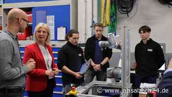 „Hier arbeitet keiner für die Tonne“: Arbeitsministerin zu Besuch bei SGF-Azubis in Waldkraiburg