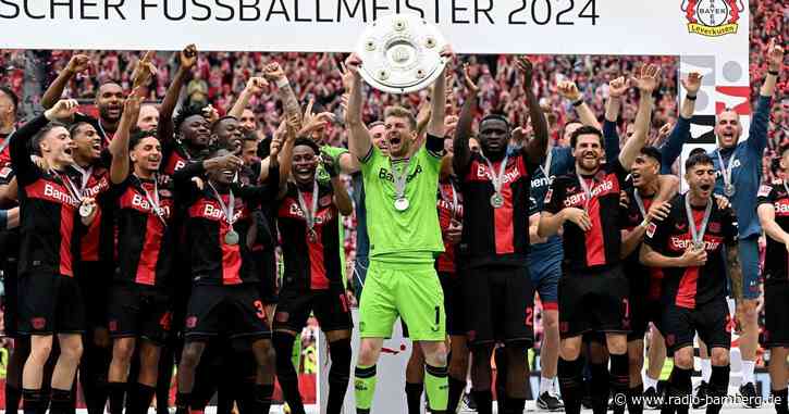 Um 17.37 Uhr: Bayer-Kapitän Hradecky bekommt Meisterschale