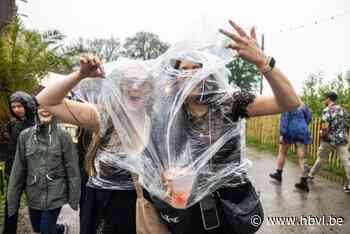 VIDEO. Hel breekt toch weer los boven Extrema: festivalgangers zoeken plekje om te schuilen