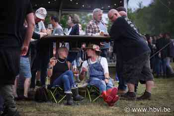Festivalgangers Blues Peer wachten na de zonnestralen bang af voor buien op dag 2