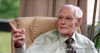 Hij mag dan 100 jaar oud zijn, whatsappen kan meneer Van Drie als de beste: ‘Waarom is dat gek?’