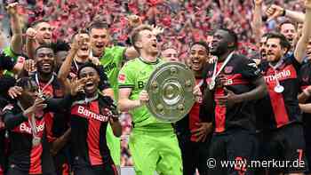 Bayer-Kapitän Hradecky bekommt Meisterschale