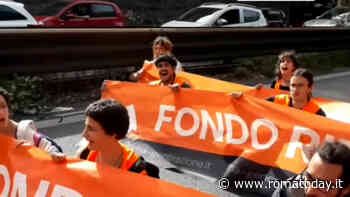 Nuovo blitz di Ultima Generazione: in 30 bloccano il Muro Torto. Attivisti incollati alla strada