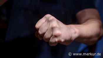 Versuchtes Tötungsdelikt: Unbekannter schlägt Mann gegen Kopf – 22-Jähriger schwer verletzt