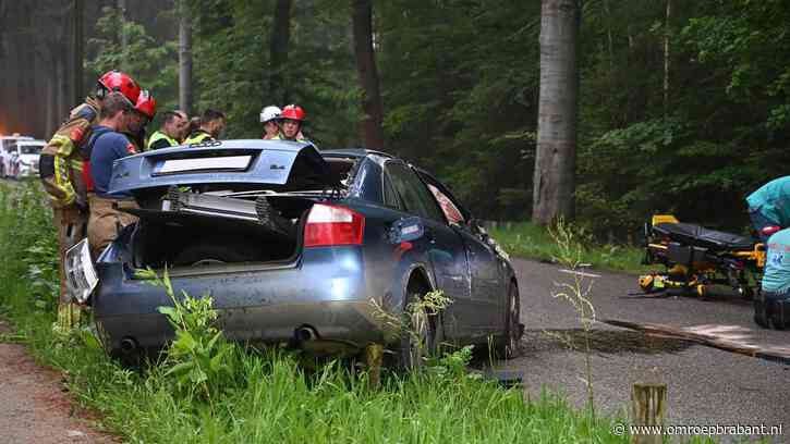 Bestuurder uit auto geslingerd na heftige botsing, ravage op de weg