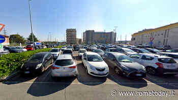 Ladro seriale distrugge finestrini e svaligia le auto nel parcheggio del supermercato