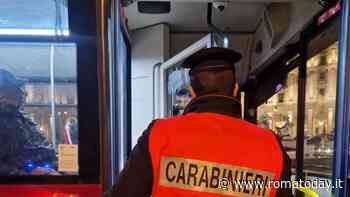 Scoppia la lite sul bus e l'autista ferma la corsa: passeggeri a piedi. Scattano le denunce