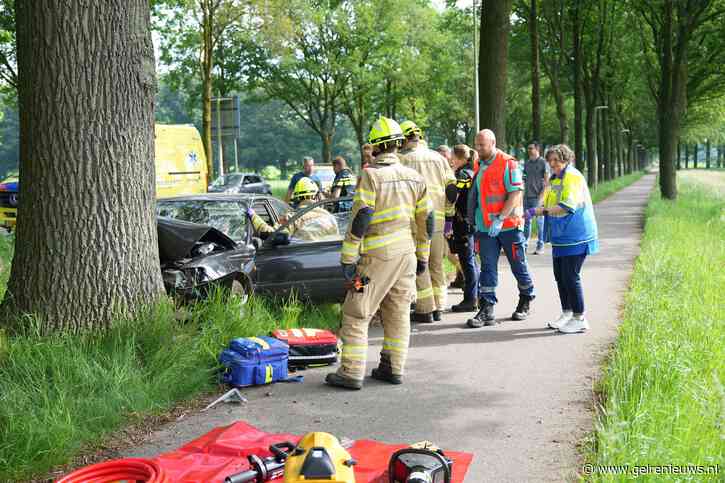 Auto ramt boom in, man gewond naar het ziekenhuis