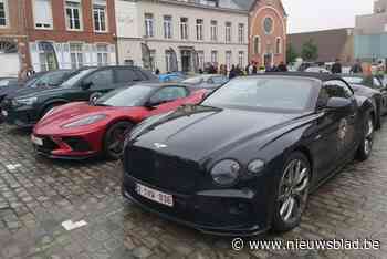 Snelle bolides verzamelen op marktplein