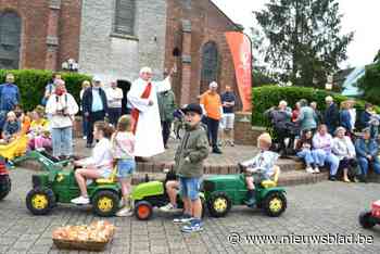 Koetsiers, boeren, ruiters en kleine boertjes op traptractoren passeren kwispel met wijwater
