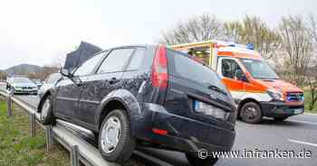 Auf A73 bei Bamberg von der Fahrbahn abgekommen: Autofahrer (20) reißt sich bei Unfall Ölwanne auf