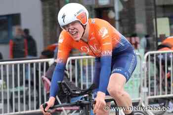 Arjen Decroo botst op Lenn De Roovere in Kooigem