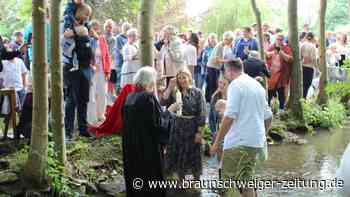 Die Pfarrer kamen in Gummistiefeln zum Tauffest nach Rottorf