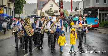 Strullendorf: Großes Feuerwehr-Jubiläum in Bilderstrecke - Zug bei strömendem Regen