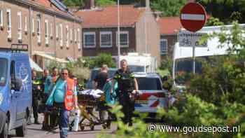 Verwarde man zwaait met mes op balkon, meegenomen met ambulance