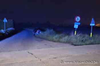 Dief steelt auto, maar belandt quasi onmiddellijk in de gracht: “Ik werd gewekt door vrienden die dachten dat er iets ergs met me was gebeurd”