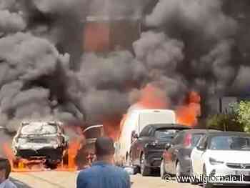 Colpisce il pavè sollevato e prende fuoco. Paura in strada a Milano