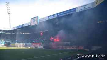 Knapp 30 Minuten Unterbrechung: Hansa Rostock steigt nach Krawallen und Fast-Abbruch ab