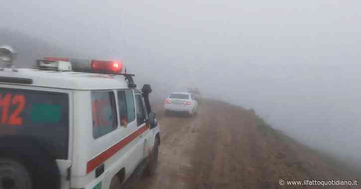 Iran, decine di soccorritori lavorano alle ricerche dell’elicottero del presidente Raisi: la zona coperta da una fitta coltre di nebbia