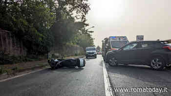 Auto fa inversione a U e travolge uno scooter: un ferito