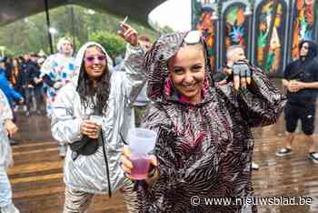 VIDEO. Extrema ontsnapt ook op derde dag niet aan stortregen: bezoekers schuilen zelfs onder tafels