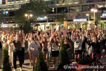 Laatstejaars Stella Matutina verrassen leerkracht met flashmob op schoolreis in Berlijn