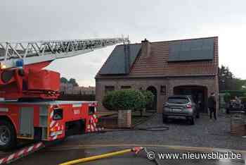 Twee blikseminslagen, dakbrand en wateroverlast in Neeroeteren