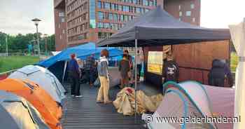 Hevige regen- en onweersbuien deren protestkamp van studenten niet: ‘Een beetje regen is niks in vergelijking met genocide’