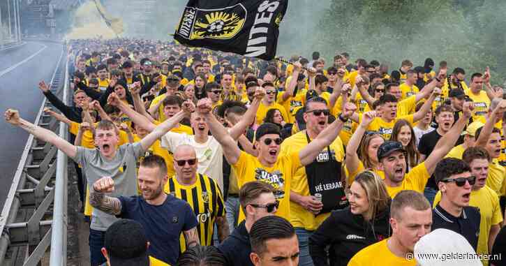 Vitesse-supporters beleven afscheidsduel in eredivisie alsof het hun laatste is: ‘Je kunt het je gewoon niet voorstellen’