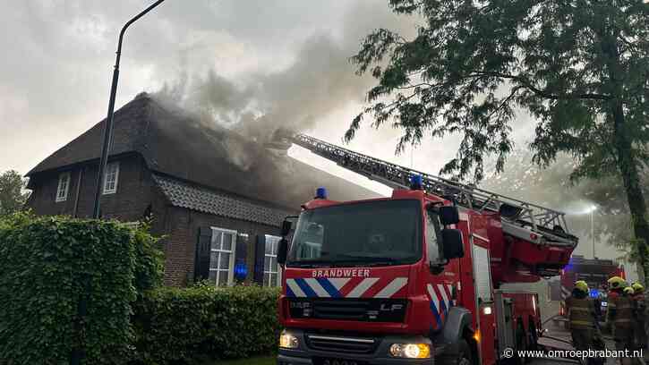 Grote brand na blikseminslag in boerderij met rieten dak