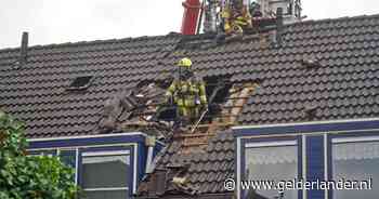 Forse schade aan woning door brand, gapend gat in het dak