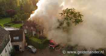 Brand in woonboerderij met rieten dak, speciaal team uit Elst helpt mee in Brabant