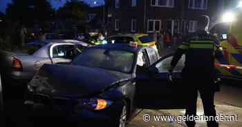 Auto rijdt met hoge snelheid tegen stilstaande auto: één gewonde