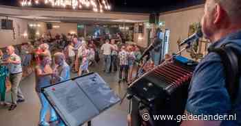 De dancing? Zie je niet meer. Maar er is hoop: hoe twee Nederlandse tradities elkaar vinden in donkere dagen